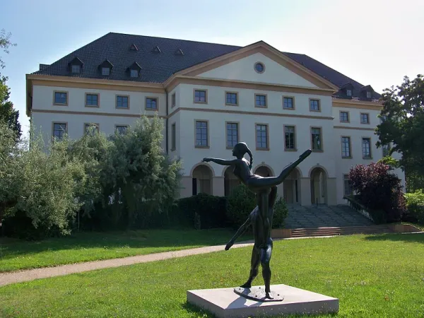 Kulturhaus in Leuna mit der Statur "Das Tanzpaar"